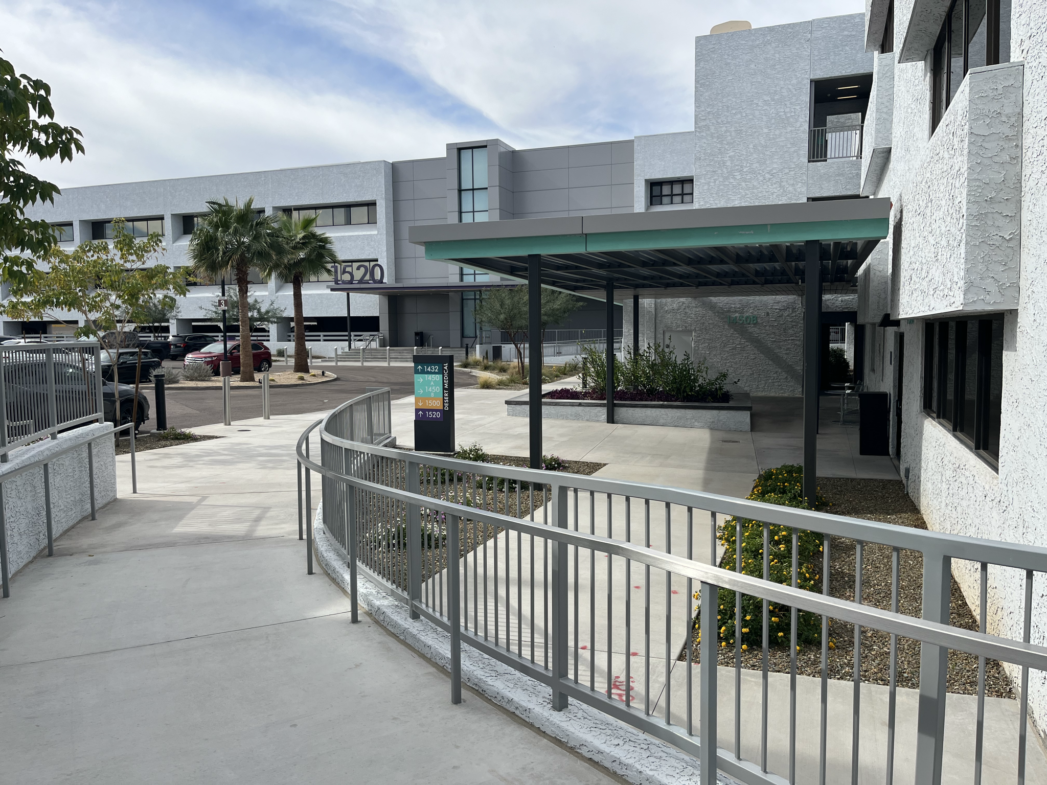 path from parking lot to front doors az wound hyperbaric medicine